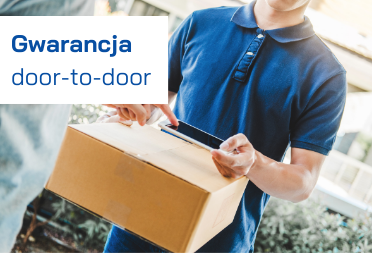 Kurier wręcza kartonowe pudełko klientowi. Po lewej stronie biały prostokąt z napisem: „Gwarancja door-to-door”, gdzie słowo „Gwarancja” jest pogrubione i niebieskie. Obrazek symbolizuje wygodną obsługę gwarancyjną z odbiorem i dostawą do domu.