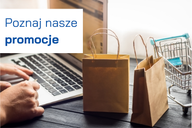 Osoba korzysta z laptopa, obok znajdują się papierowe torby zakupowe i miniaturowy wózek sklepu internetowego. W lewym górnym rogu biały prostokąt z napisem: „Poznaj nasze promocje”, gdzie słowo „promocje” jest pogrubione i niebieskie.